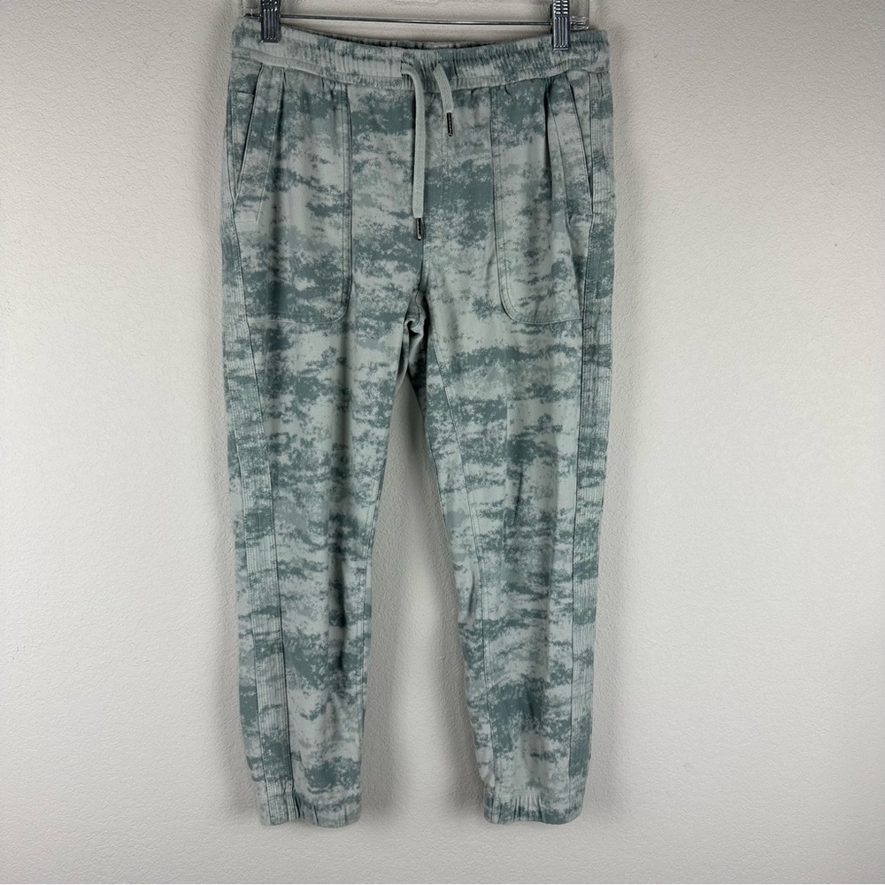 Athleta Green Abstract Camo Farallon Athleisure Jogger Pants Size Small Petite